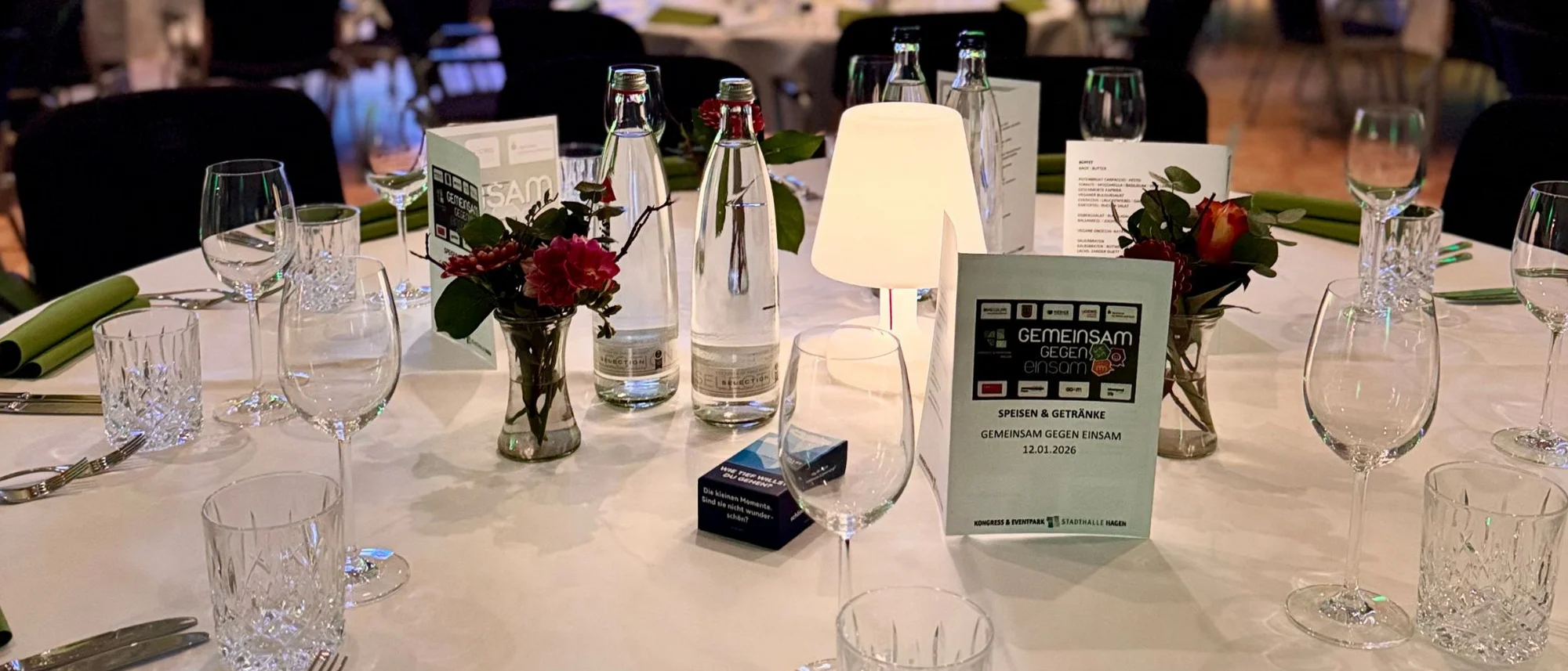 Bild mit gedecktem festlichem Tisch