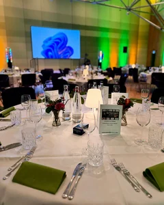 Bild mit gedecktem festlichem Tisch