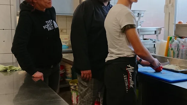 Jugendlicher kocht mit Ausbildern