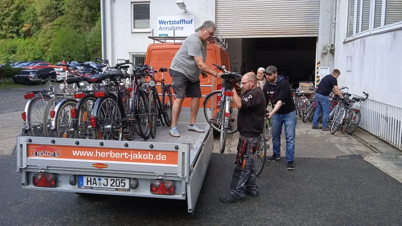 Werkhof Hagen beim Einladen der Räder.